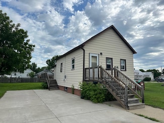 121 5th St, Oconto, WI 54153