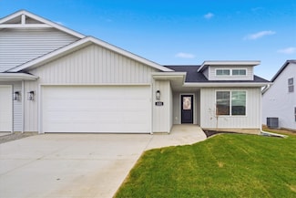 121 Hackberry Dr, Palo, IA 52324