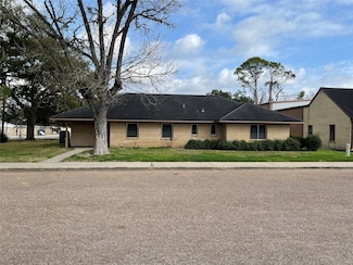 301 S 16th St, West Columbia, TX 77486