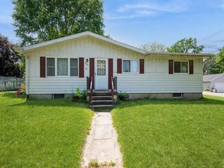304 3rd St S, Coggon, IA 52218