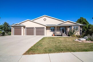 520 Versailles Ave, Bismarck, ND 58503
