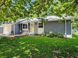 2926 Dodge Dr, Iola, KS 66749