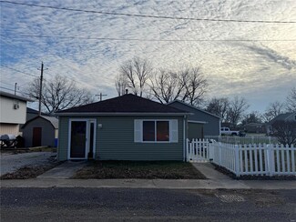 11 Melinda St, Smithton, IL 62285