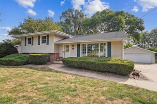 2077 NW 80th Ct, Clive, IA 50325