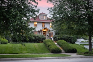 2554 W Lake of the Isles Pkwy, Minneapolis, MN 55405