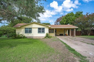 1627 Gateway Dr, Wills Point, TX 75169