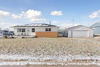 4500 Hiawatha Ave NE, Cedar Rapids, IA 52402