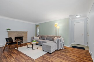 8828 River Ridge Rd, Bloomington, MN 55425