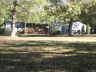 561 Twin Lakes Rd, Evington, VA 24550