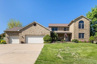 2877 Castle Woods Ln, Dubuque, IA 52001