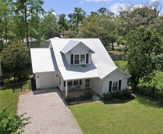 1107 Wayne St, Darien, GA 31305