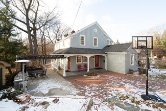 310 Burrows Rd, Kalamazoo, MI 49006