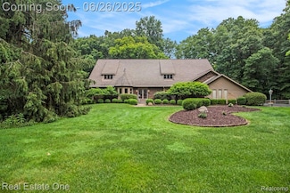 11921 Brandywine Dr, Brighton, MI 48114