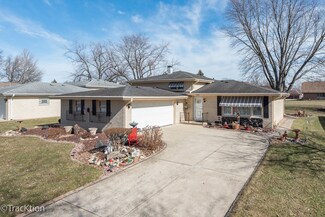 9S249 Cumnor Rd, Downers Grove, IL 60516