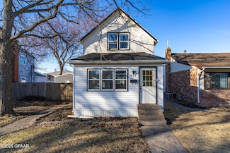 615 N 7th St, Grand Forks, ND 58203