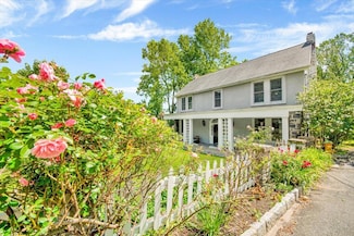 6 Sunset Ln, Hartsdale, NY 10530