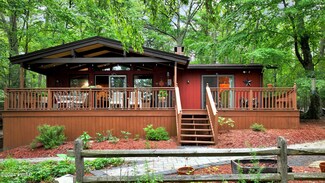 149 E Lakeview Dr, Dingmans Ferry, PA 18328