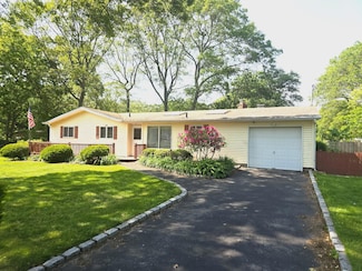 149 Crestwood Dr, Shirley, NY 11967