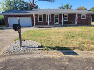 20 Pin Oak Dr, Highland, IL 62249