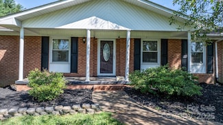 2596 Sweetbriar Cir, Lenoir, NC 28645