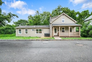 17 Locust St, Walden, NY 12586