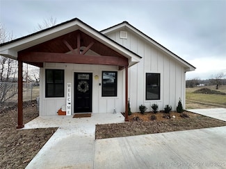 413 E Tutt St, Henryetta, OK 74437