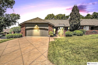10082 Fieldcrest Dr, Omaha, NE 68114