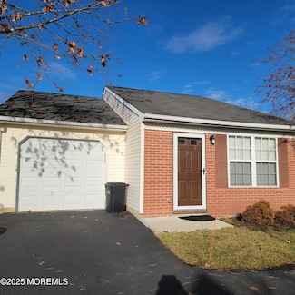 10 Edgeware Close, Freehold, NJ 07728