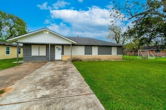 1006 W 9th St, Freeport, TX 77541