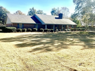 504 Holmes St, Belzoni, MS 39038