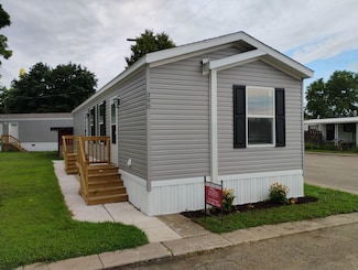 390 12th St, Plainwell, MI 49080