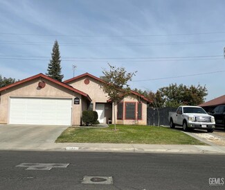 2201 Lamplight Ln, Delano, CA 93215