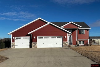 2210 2210 Rolling Green Ln, North Mankato, MN 56003