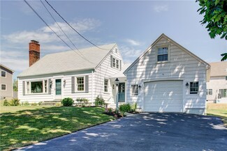 33 Dartmouth St, Bristol, RI 02809