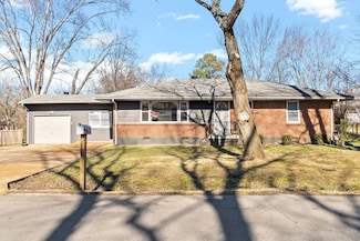 207 Park Ln, Clarksville, TN 37042