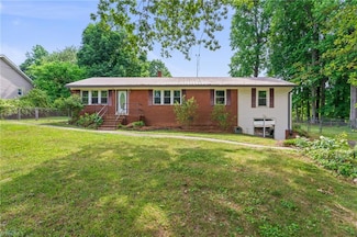 212 Lakeview Dr E, Thomasville, NC 27360