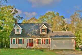 71 Newfoundland Dr, Cushing, ME 04563