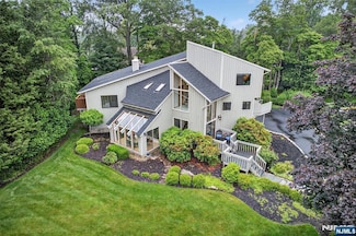 11 Country Ln, Mahwah, NJ 07430
