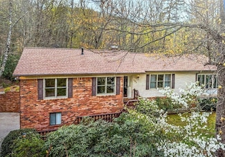 203 Haywood Knolls Dr, Hendersonville, NC 28791