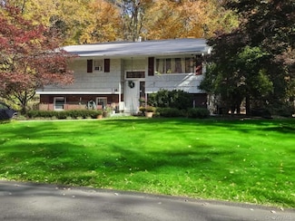 14 Regina Rd, Airmont, NY 10952