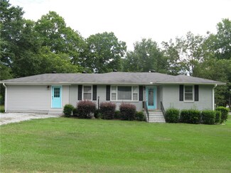 2 E Washington Cir, Honea Path, SC 29654