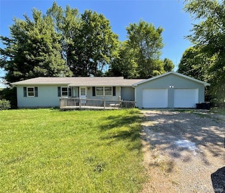 942 Angle Rd, Lapeer, MI 48446