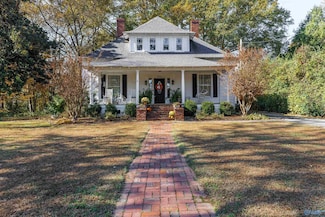 302 S Scott St, Scottsboro, AL 35768