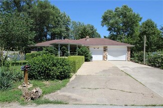 312 S Oak St, Versailles, MO 65084