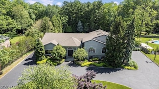 22 Ross Rd, Livingston, NJ 07039