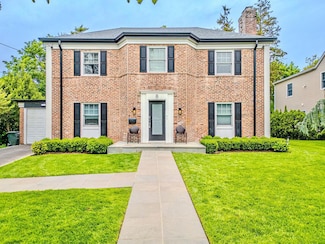 8 Stuyvesant Place, Lawrence, NY 11559