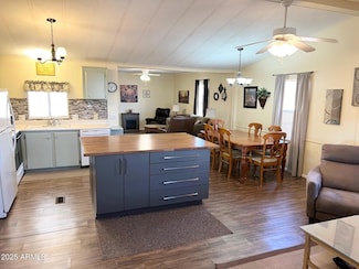 422 S 76th Way, Mesa, AZ 85208