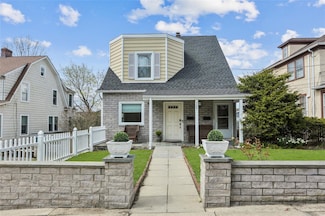325 Stanley Ave, Mamaroneck, NY 10543