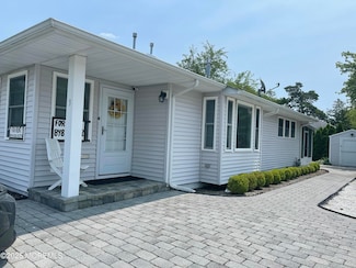 3 Yellowstone Dr, Toms River, NJ 08753