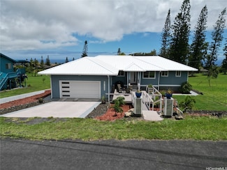94 Kaulua St, Naalehu, HI 96772